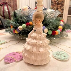 Vintage Victorian Lady Figurine Budoir Lamp